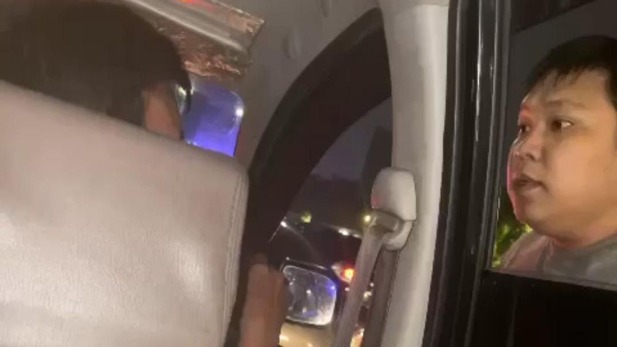 Read more about the article Pengemudi Koboi Todongkan Pistol Ke Pengendara Lain Di Tol Bekasi Kini Diburu Polisi