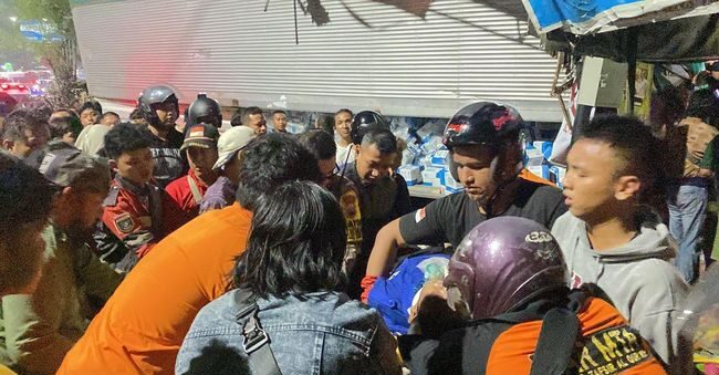 Read more about the article 2 Korban Tewas Akibat Truk Tabrak Sejumlah Kendaraan Di Ngaliyan Semarang!