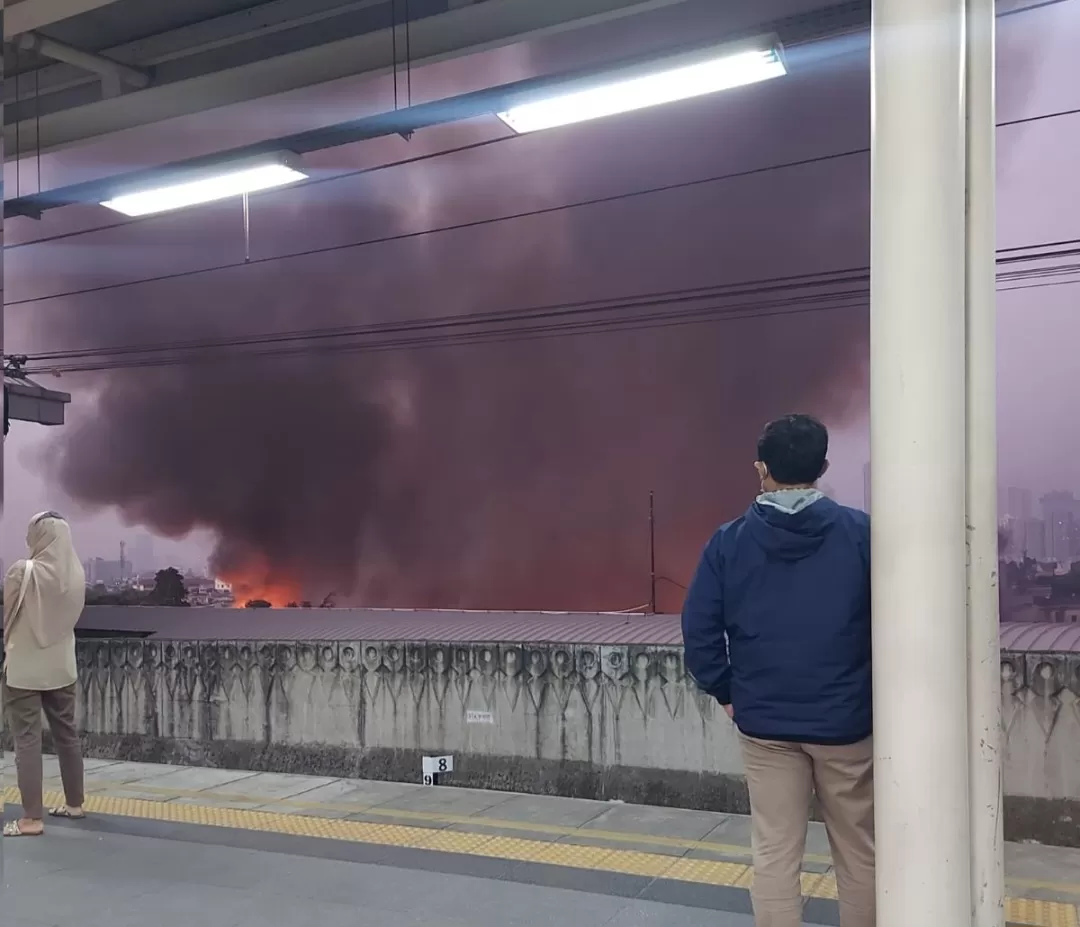 Read more about the article Kebakaran Dekat Stasiun Manggarai, Perjalanan KRL Terganggu