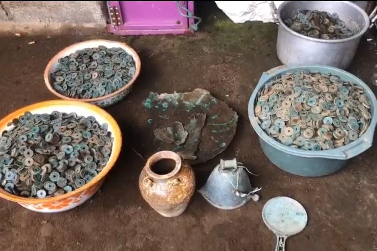 Read more about the article Heboh! Petani di Pasuruan Temukan Ribuan Koin Kuno China di Ladang