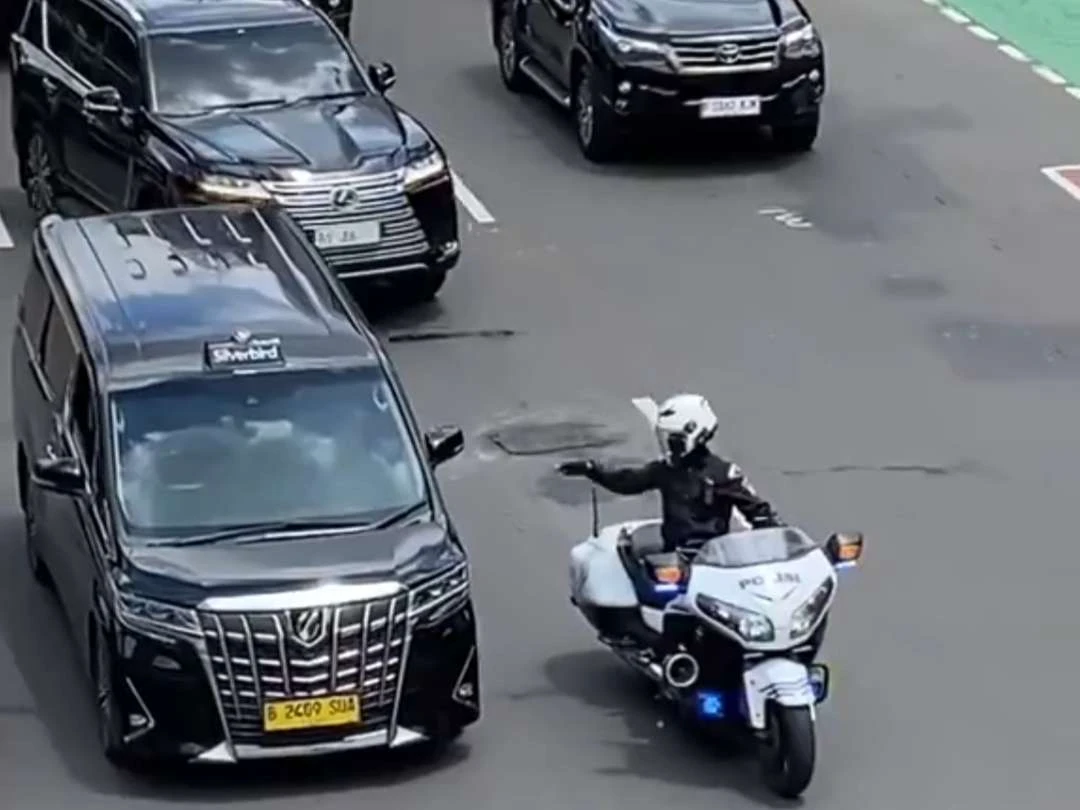 Read more about the article Viral Sopir Taksi Alphard Ditunjuk Patwal RI 36: Ini Klarifikasi dan Fakta Lengkapnya!