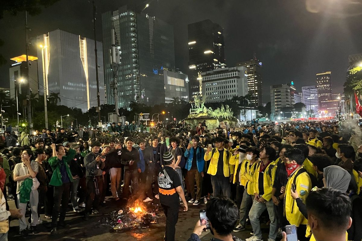 Read more about the article Aksi Demonstrasi “Indonesia Gelap”: Mahasiswa Sampaikan 13 Tuntutan kepada Pemerintah
