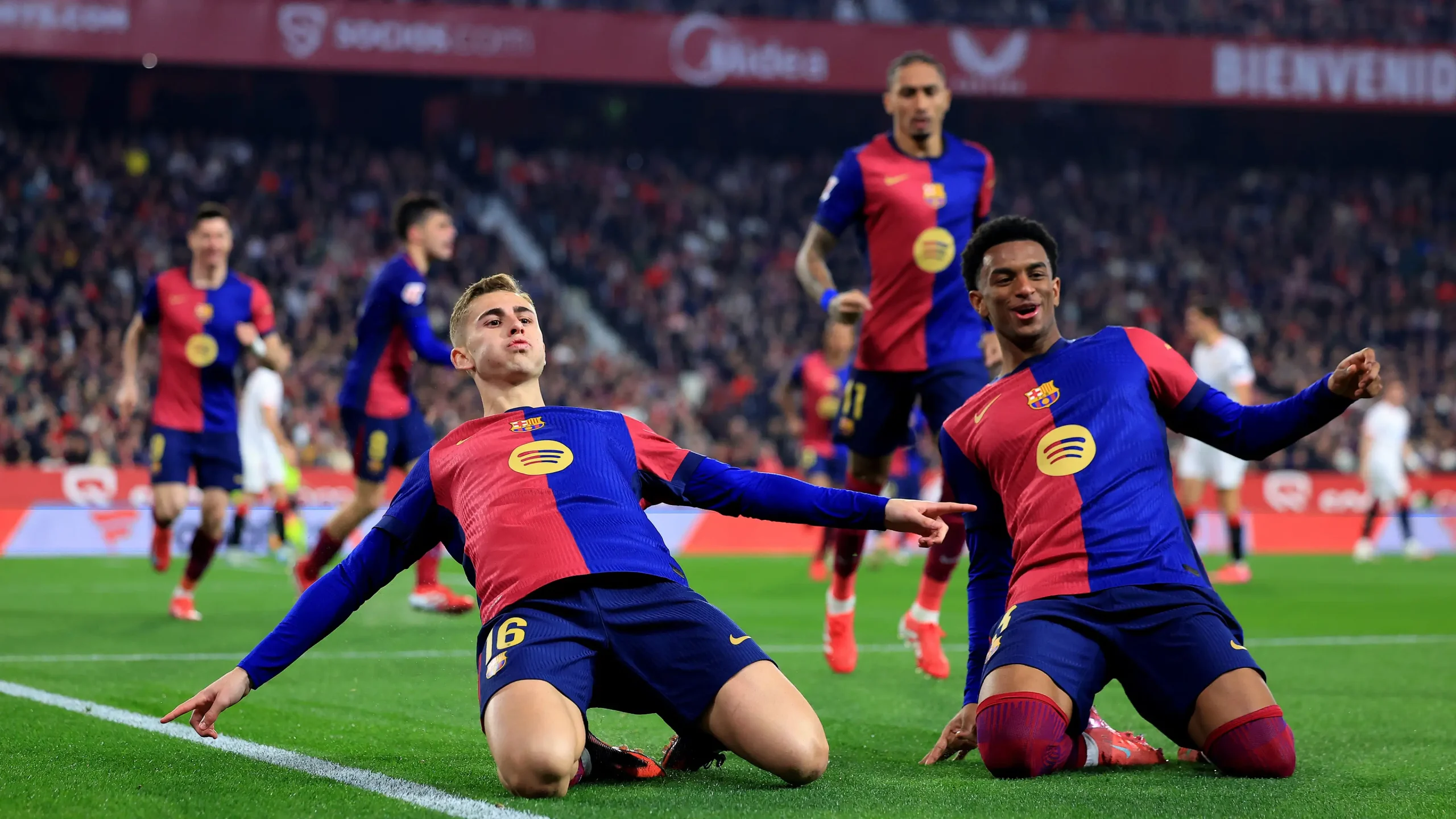 Read more about the article Barcelona Taklukkan Sevilla 4-1: Lewandowski Samai Rekor Messi, Fermin López Dikartu Merah