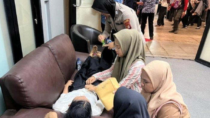 Read more about the article Job Fair di Cikarang Membludak, Sejumlah Pencaker Pingsan Akibat Berdesakan