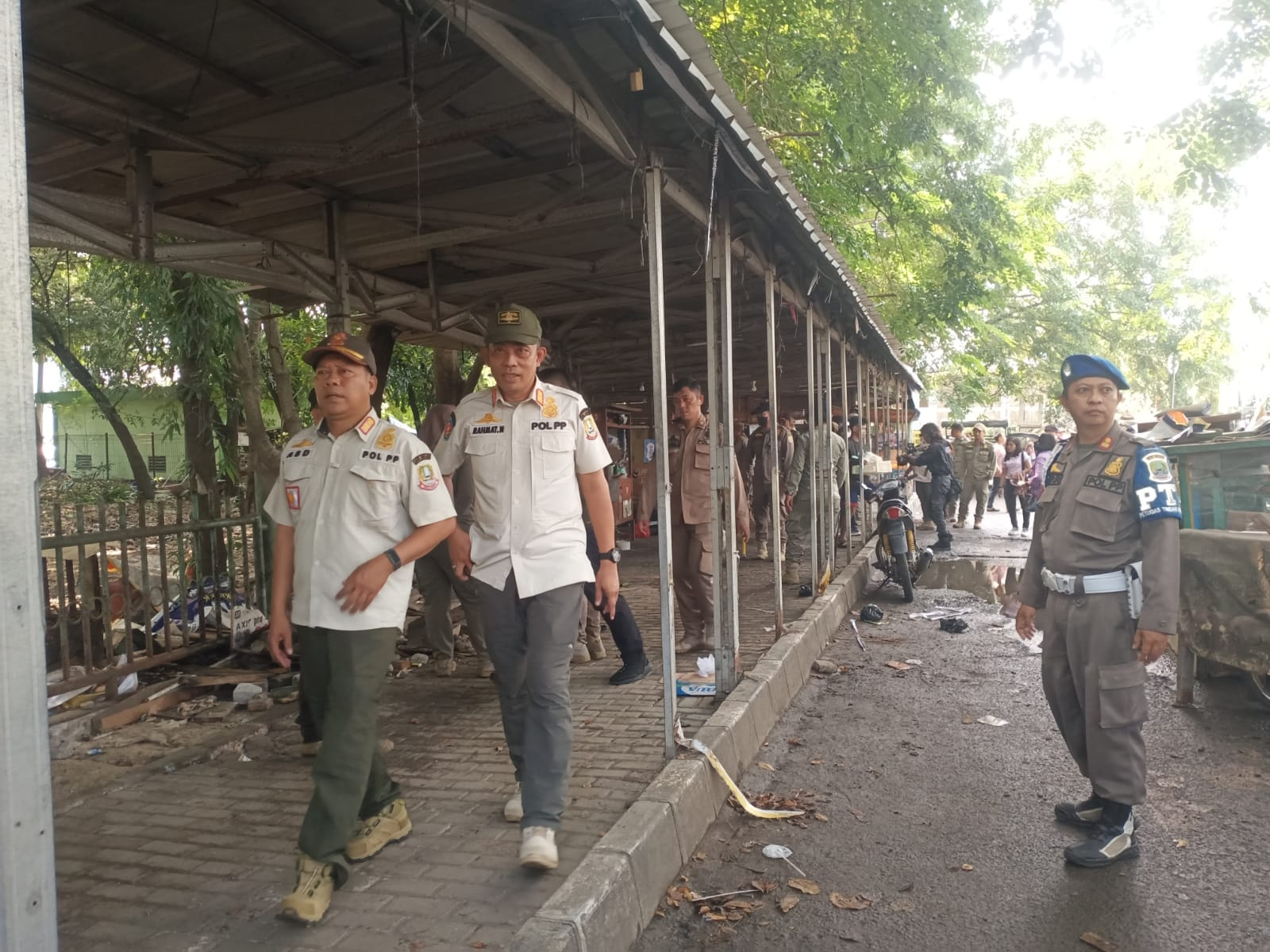 Read more about the article Satpol PP Kota Bekasi Tertibkan Puluhan Lapak Pedagang di Jalan Veteran Kota Bekasi