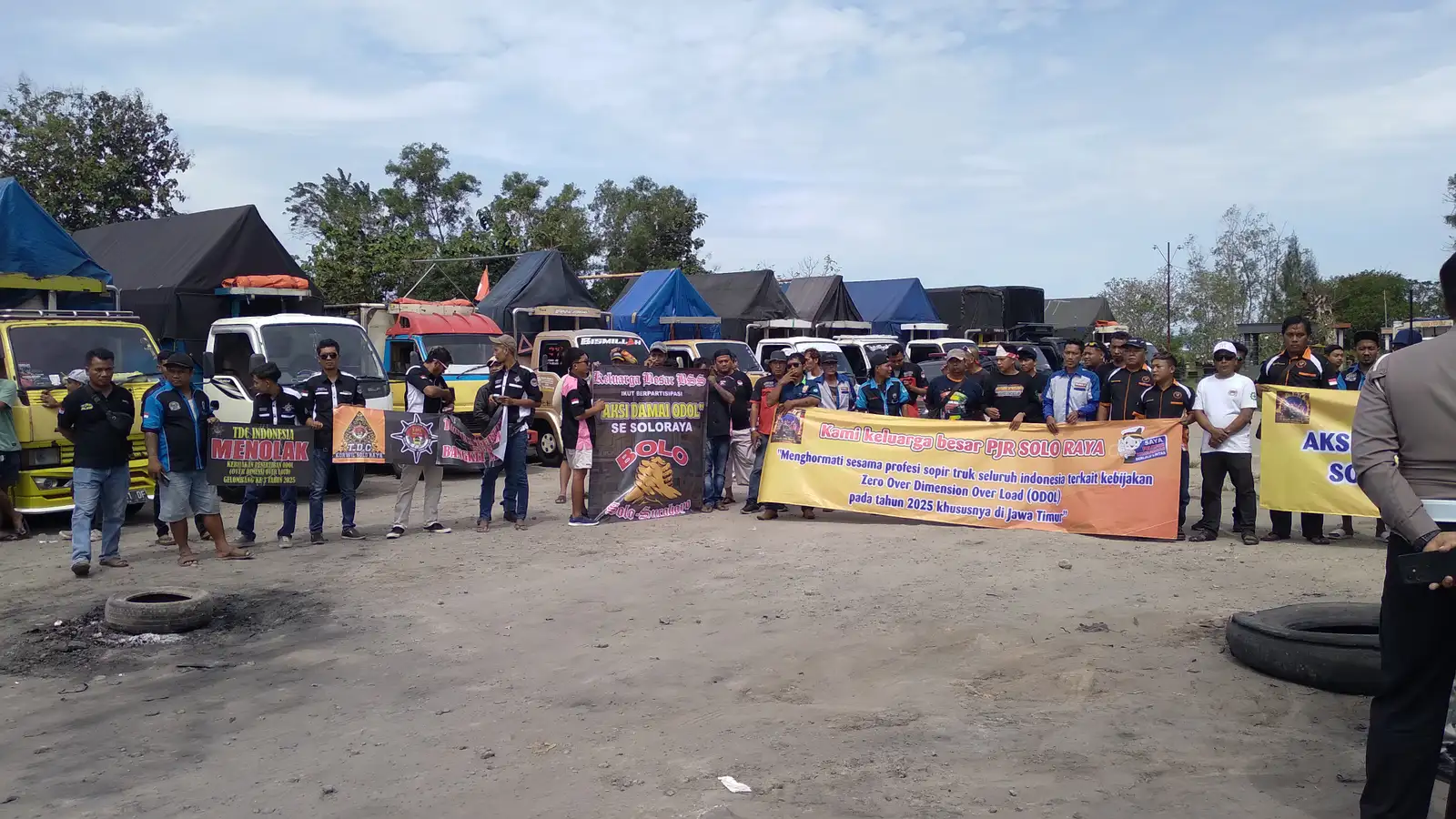 Read more about the article Ratusan Sopir Truk Mogok di Semarang, Tolak Penerapan Zero ODOL Nasional