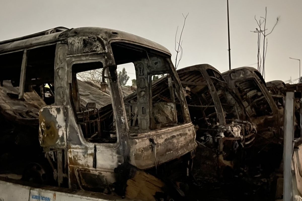 Read more about the article Kebakaran Besar Lahap Pool Bus di Cengkareng: 50 Bus Terbakar, 90 Petugas Dikerahkan