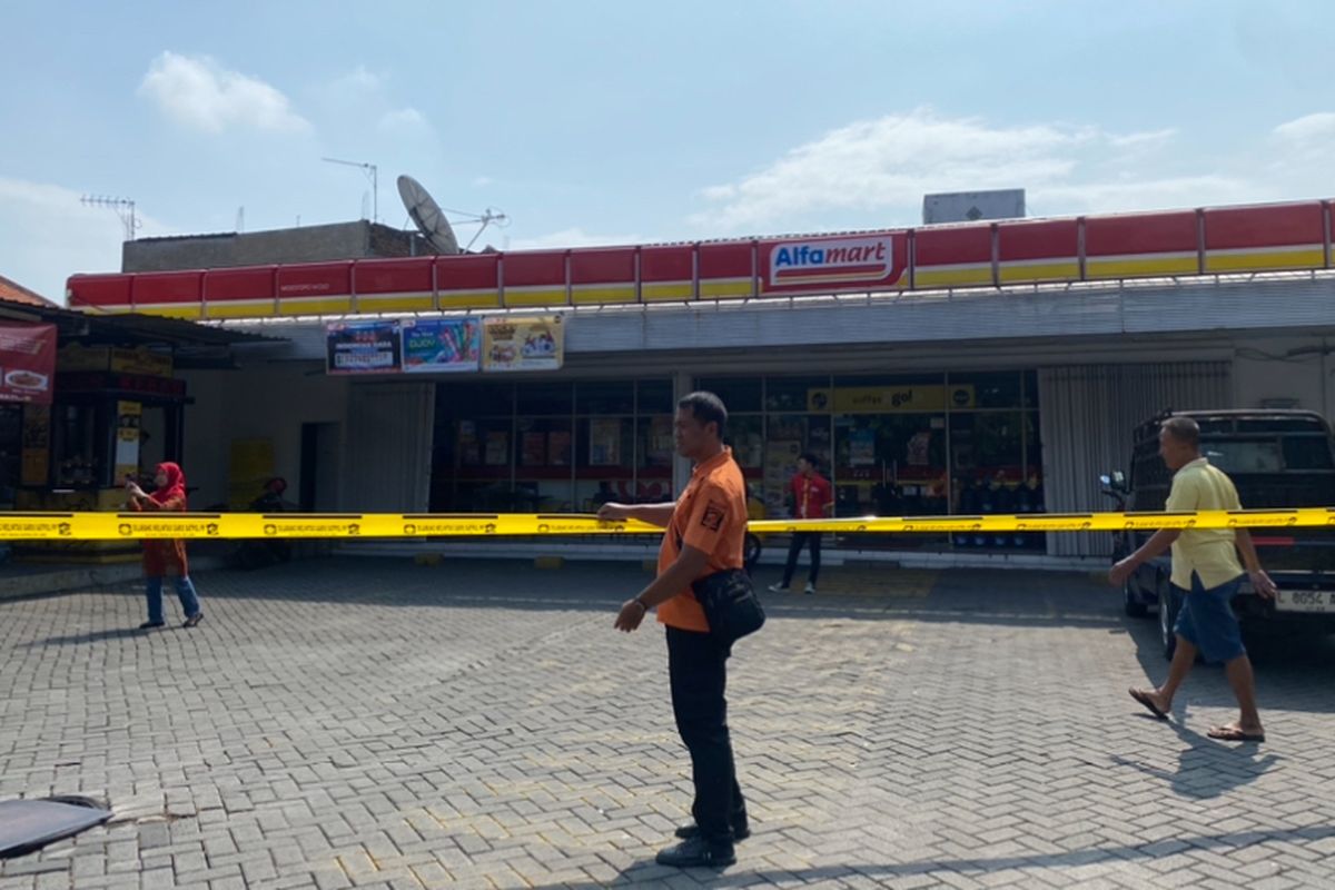 Read more about the article Lahan Parkir Disegel, Minimarket Surabaya Alami Penurunan Pengunjung Drastis