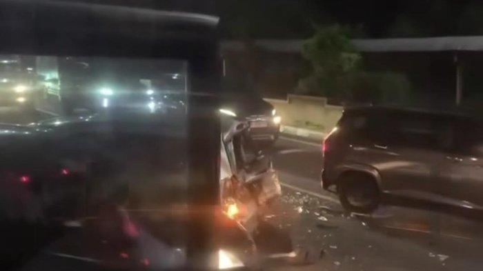 Read more about the article Tabrakan Beruntun Libatkan 10 Kendaraan di Tol Bekasi Barat, Diduga Akibat Rem Blong