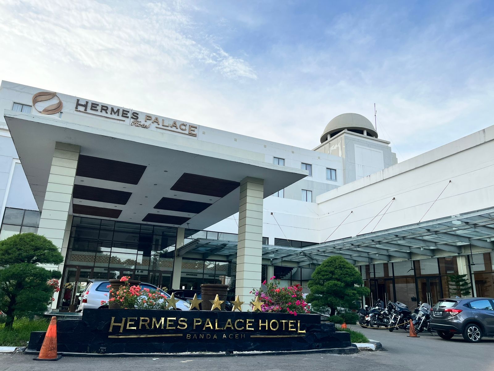 Read more about the article Industri Hotel dan Restoran Jakarta di Ambang Krisis: Biaya Operasional Naik, PHK Massal Mengancam