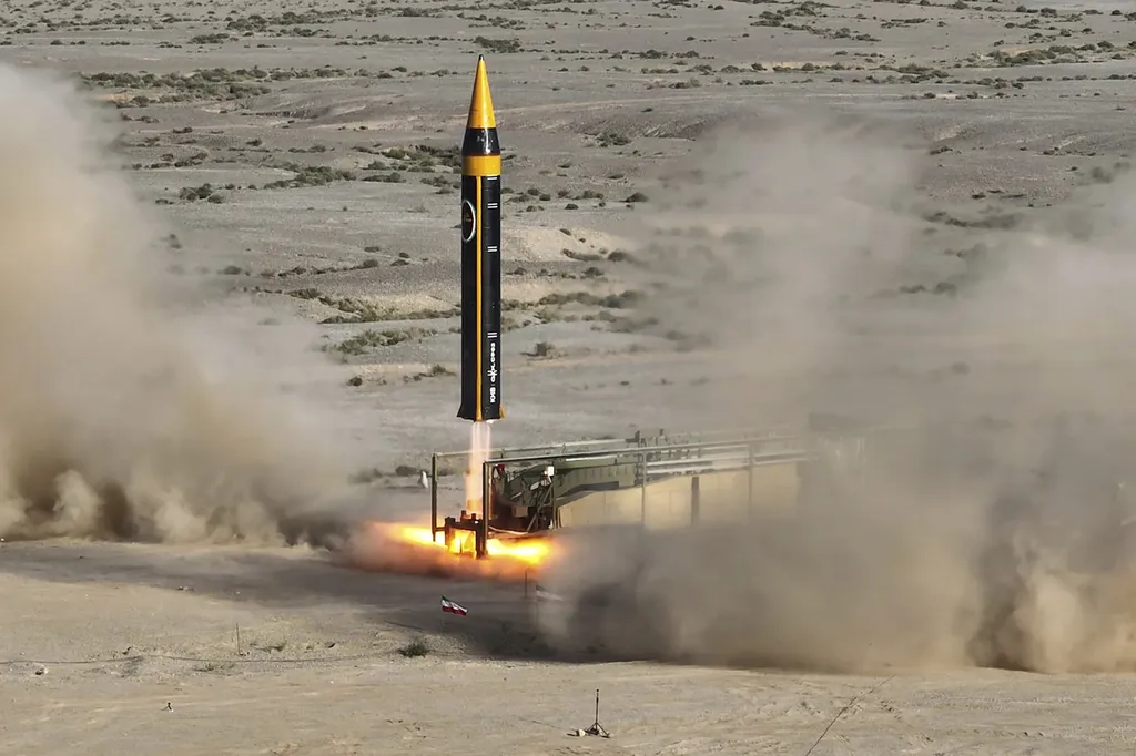 Read more about the article Iran Luncurkan Rudal Sejjil untuk Pertama Kalinya ke Israel: Ancaman Baru di Kawasan