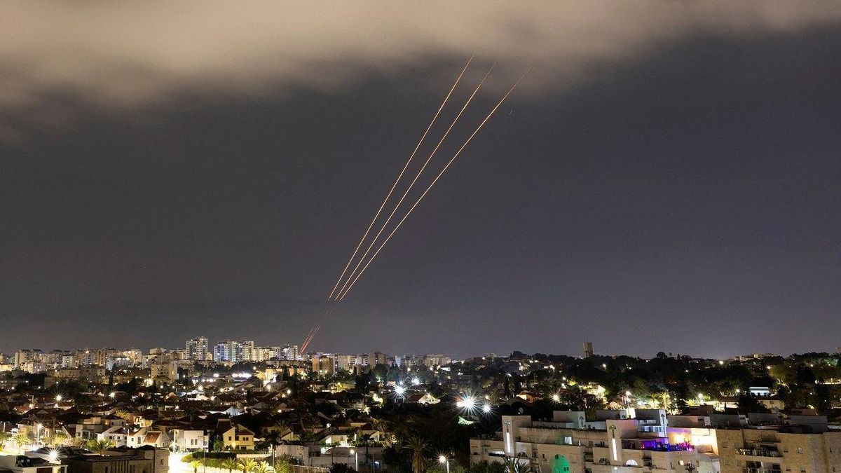 Read more about the article Rudal Iran Serang Israel, Sirene Menggema di Yerusalem: Ketegangan Memuncak di Timur Tengah