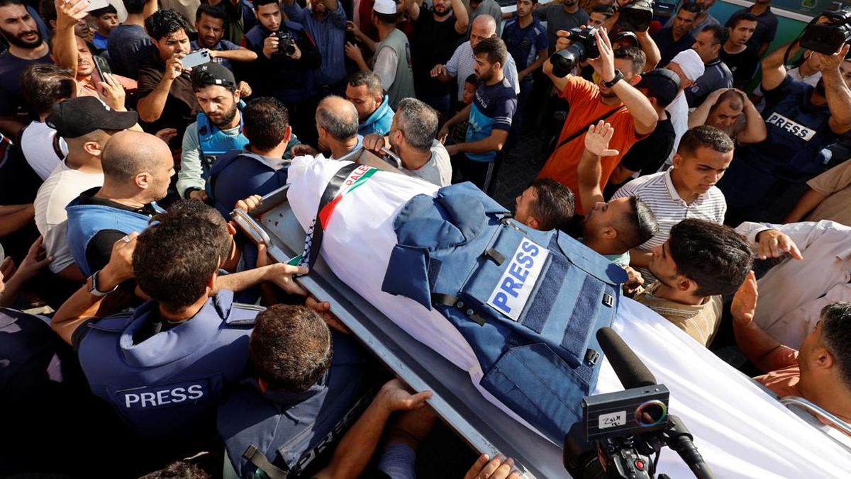 Read more about the article 5 jurnalis Media Internasional, tewas terbunuh dalam serangan Israel di Rumah Sakit Nasser