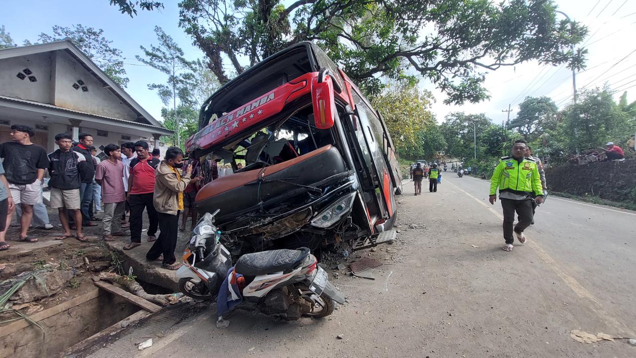 Read more about the article Kecelakaan Maut di jalur menurun kawasan Probolinggo Sebabkan 8 Orang Tewas