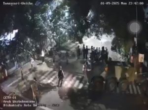 Polisi menembakkan gas air mata di area kampus Universitas Islam Bandung (Unisba) dan Universitas Pasundan (Unpas)