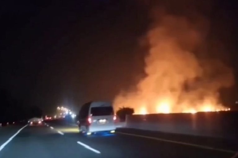 Warga Cirebon, Jawa Barat, dikejutkan dengan kemunculan cahaya terang di langit sebelum terdengar dentuman keras pada Minggu (5/10/2025) malam. Cahaya itu diduga berasal dari benda langit yang disebut-sebut sebagai meteor dan jatuh di sekitar Tol Ciperna. Dalam video yang beredar di media sosial, cahaya tersebut tampak diikuti dengan api berkobar cukup tinggi di seberang jalan tol. Lalu lintas di sekitar lokasi masih ramai ketika peristiwa itu terjadi. Akun Instagram @topjabar.co menuliskan, "Diduga meteor mendarat di dekat area tol ciperna Minggu malam. Sebelumnya ramai sebuah cahaya terlihat dari kawasan Cirebon Jawa Barat." Baca juga: Diduga Meteor Jatuh di Cirebon, Berdentum lalu Api Membumbung Tinggi Dekat Tol Ciperna Unggahan serupa juga dibagikan akun @bogordailynews dengan keterangan, "Warga di kawasan Cirebon, Jawa Barat, dikejutkan dengan kemunculan cahaya terang di langit pada Minggu malam, 5 Oktober 2025. Cahaya tersebut diduga berasal dari meteor yang jatuh dan disebut-sebut mendarat di dekat area Tol Ciperna." Sejumlah warganet juga mengaku mendengar suara dentuman yang diklaim terdengar sampai ke Bogor. "Tadi ge asa ngadenge da suara ngadentum kitu, teuing bener eta suara meteor nepi ka Bogor, apa teuing aya naon kitu," tulis akun @bunda-ql. Baca juga: Motor Terserempet Mobil Boks Berlogo BGN di Depok, Ini Faktanya Hingga kini, belum ada kepastian dari pihak berwenang mengenai benda apa yang memicu cahaya hingga kebakaran di sekitar lokasi. Peristiwa ini mengingatkan warga pada kejadian serupa di Cirebon pada 18 Agustus 2010, ketika masyarakat melaporkan benda langit jatuh di daerah Terasana Baru, Babakan. Saat itu, Lembaga Penerbangan dan Antariksa Nasional (LAPAN) menegaskan benda tersebut bukan bagian dari hujan meteor Parseid. Baca juga: Video Kobaran Api Area Tol Ciperna Dikaitkan Meteor Jatuh di Cirebon, Kodim 0620: Jangan Termakan Hoaks! BMKG Kertajati Buka Suara Soal Fenomena di Langit Cirebon Dilansir dari Antara, Badan Meteorologi, Klimatologi, dan Geofisika (BMKG) Stasiun Kertajati tengah menelusuri laporan mengenai suara dentuman keras yang disertai kemunculan bola api terang di langit Cirebon, Jawa Barat, pada Minggu malam. Kepala Tim Kerja Prakiraan, Data, dan Informasi BMKG Kertajati, Muhammad Syifaul Fuad, mengatakan pihaknya masih mengumpulkan data awal untuk memastikan penyebab fenomena tersebut. Fuad menjelaskan bahwa dari sisi meteorologi, suara dentuman bisa muncul karena berbagai faktor, seperti sambaran petir, aktivitas gempa bumi, maupun peristiwa longsor. Namun, pada saat kejadian, kondisi cuaca di wilayah Cirebon dan sekitarnya dilaporkan cerah berawan. Baca juga: Kecelakaan Motor dan Mobil Boks BGN di Depok Berujung Damai “Biasanya suara ledakan atau getaran bisa muncul dari awan konvektif akibat sambaran petir. Berdasarkan citra satelit, tidak ada indikasi awan konvektif di sekitar wilayah Cirebon saat kejadian,” ujarnya. Ia menambahkan bahwa hingga saat ini pihaknya belum menemukan adanya aktivitas cuaca ekstrem atau fenomena meteorologis signifikan yang dapat memicu dentuman tersebut. Hasil pemantauan BMKG juga tidak menunjukkan adanya getaran berarti di wilayah Cirebon pada waktu yang sama. Soal Dugaan Meteor, BMKG Sebut BRIN Jadi Lembaga Berwenang Fuad menjelaskan bahwa fenomena yang berkaitan dengan meteor tidak termasuk dalam ranah kerja BMKG, melainkan menjadi kewenangan lembaga yang membidangi antariksa. Baca juga: Letusan Dahsyat Gunung Lewotobi, Warga Sikka Panik Rumah Bergetar “Terkait fenomena meteor atau benda antariksa merupakan kewenangan lembaga yang membidanginya seperti BRIN,” tuturnya. BMKG Kertajati saat ini terus memantau perkembangan informasi dari berbagai sumber, termasuk laporan masyarakat, untuk memastikan apa yang sebenarnya terjadi. Artikel ini telah tayang di Kompas.com dengan judul "Diduga Meteor Jatuh di Cirebon, Cahaya Terang Misterius dan Dentuman Sampai ke Bogor?", Klik untuk baca: https://bandung.kompas.com/read/2025/10/06/074036378/diduga-meteor-jatuh-di-cirebon-cahaya-terang-misterius-dan-dentuman-sampai. Kompascom+ baca berita tanpa iklan: https://kmp.im/plus6 Download aplikasi: https://kmp.im/app6