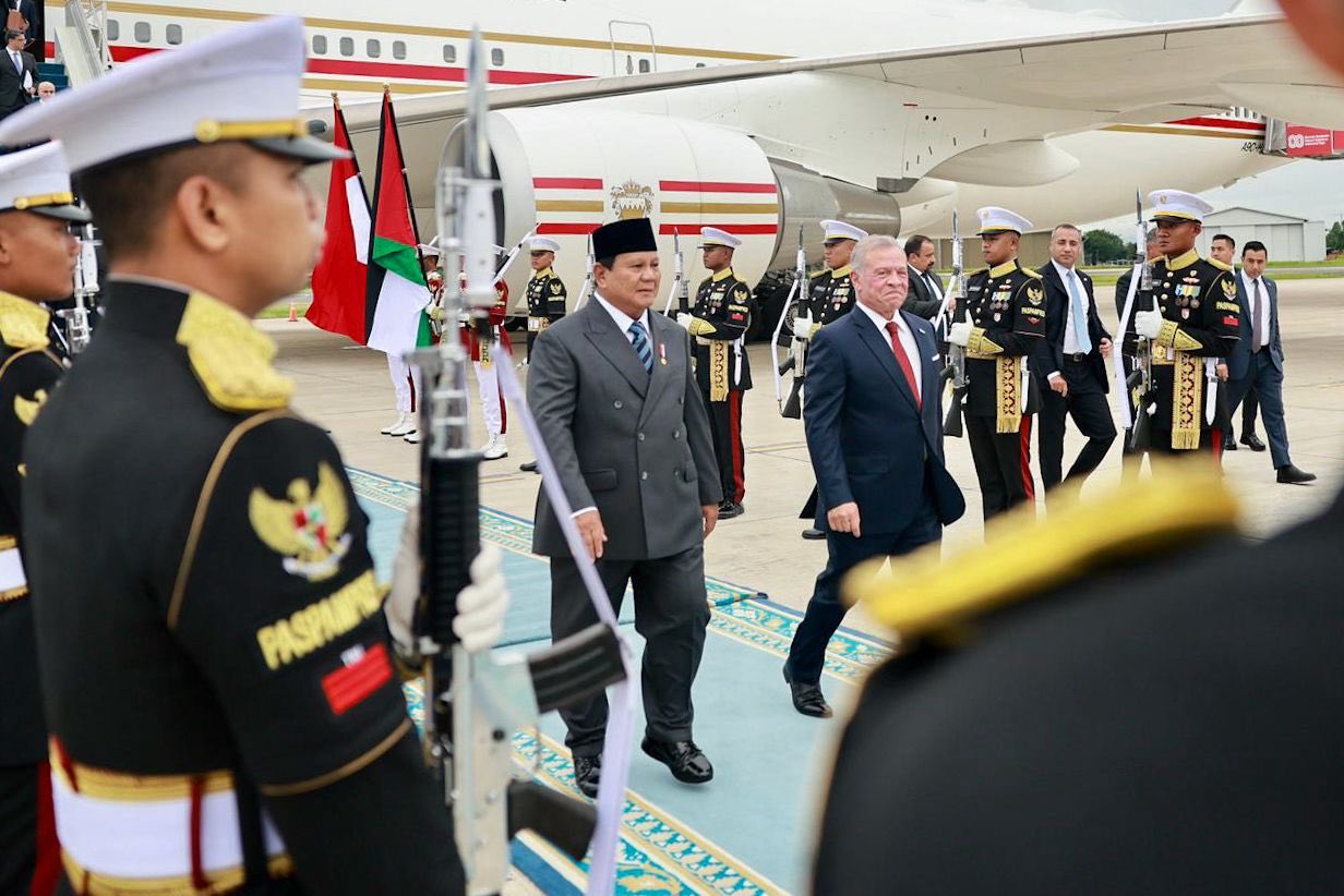 Read more about the article Prabowo Menjamu Raja Yordania dengan Akrab, Mulai dari Naik Helikopter Bersama Hingga Menyaksikan Drone