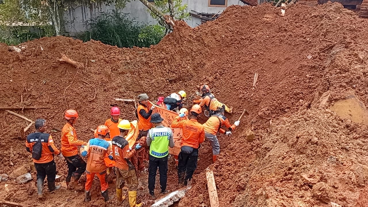 Read more about the article Update Hasil Pencarian korban Longsor Cilacap, 10 Orang Masih Hilang