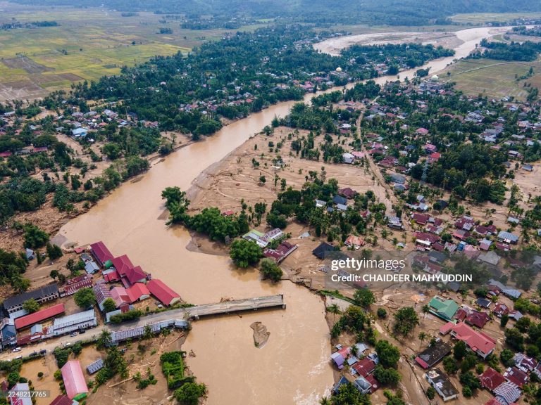 presiden prabowo kerahkan kekuatan nasional bantu banjir sumatera