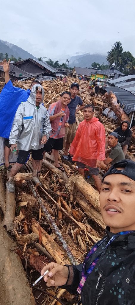 kayu gelondongan banjir sumatera
