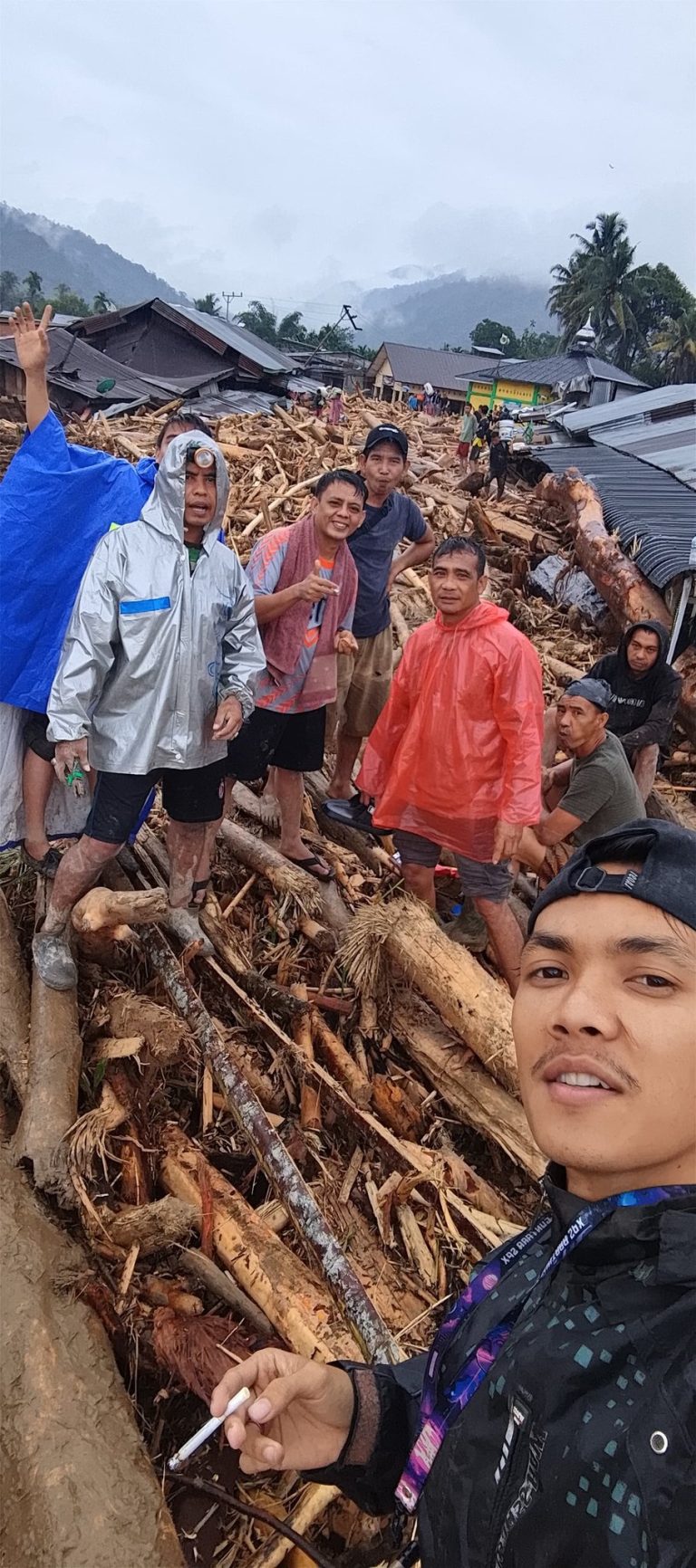 kayu gelondongan banjir sumatera