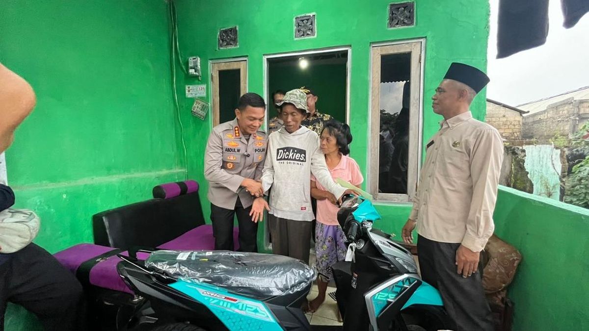 Read more about the article Tukang Es Kue Jadul yang Viral Mendapatkan Bantuan Motor Baru dan Modal Usaha dari Kapolres Depok