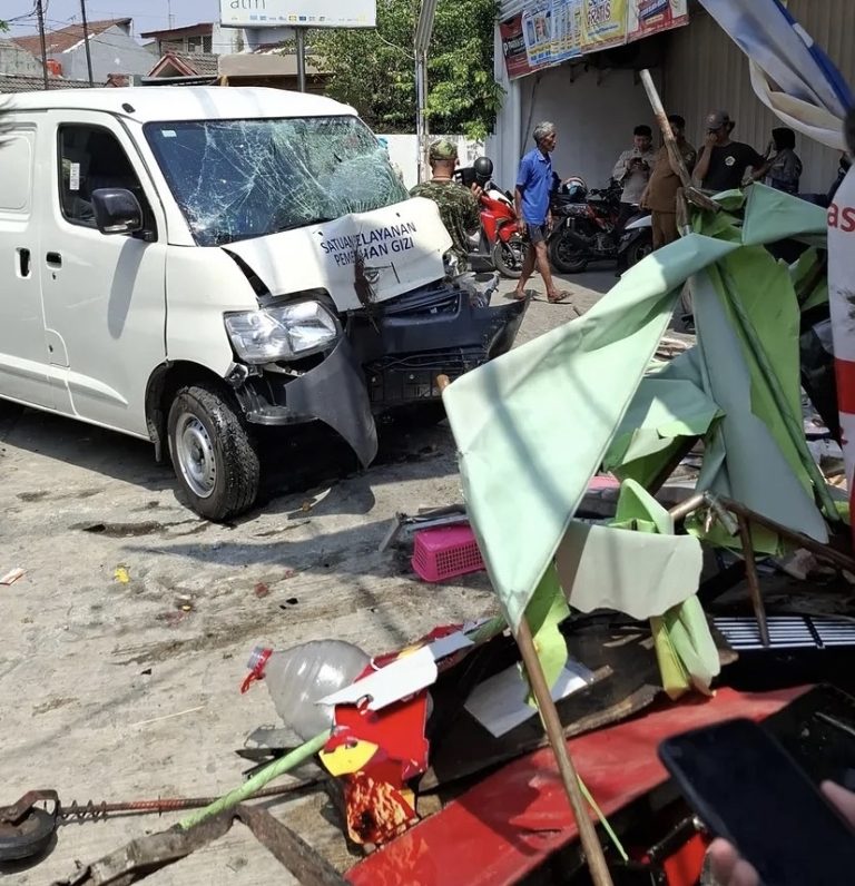 mobil mbg tabrak pedagang tahu di bekasi