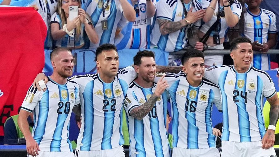 Read more about the article Messi Cetak Hattrick Pada Laga Penyisihan Grup J Argentina vs Aljazair