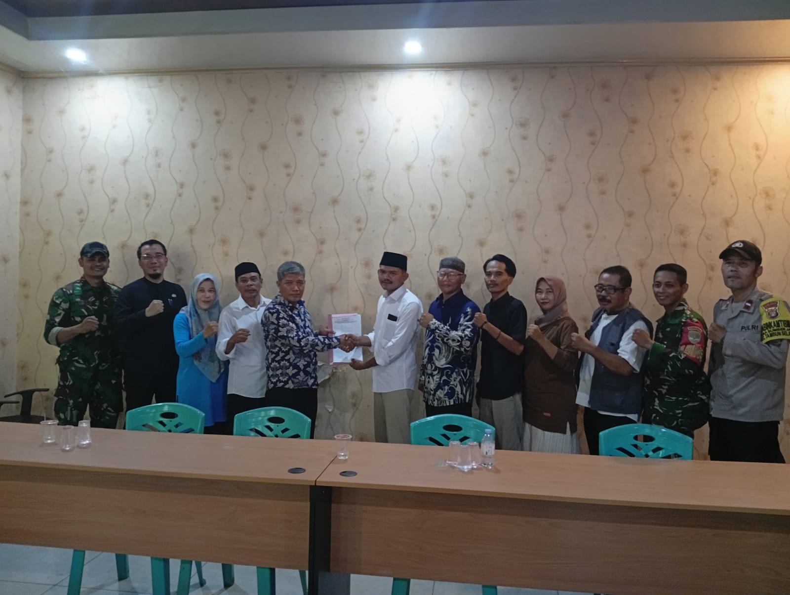 Read more about the article Di iringi Ratusan Pendukung, Fajar Shodick Resmi Daftarkan Diri dalam Pilkades Sumber Jaya