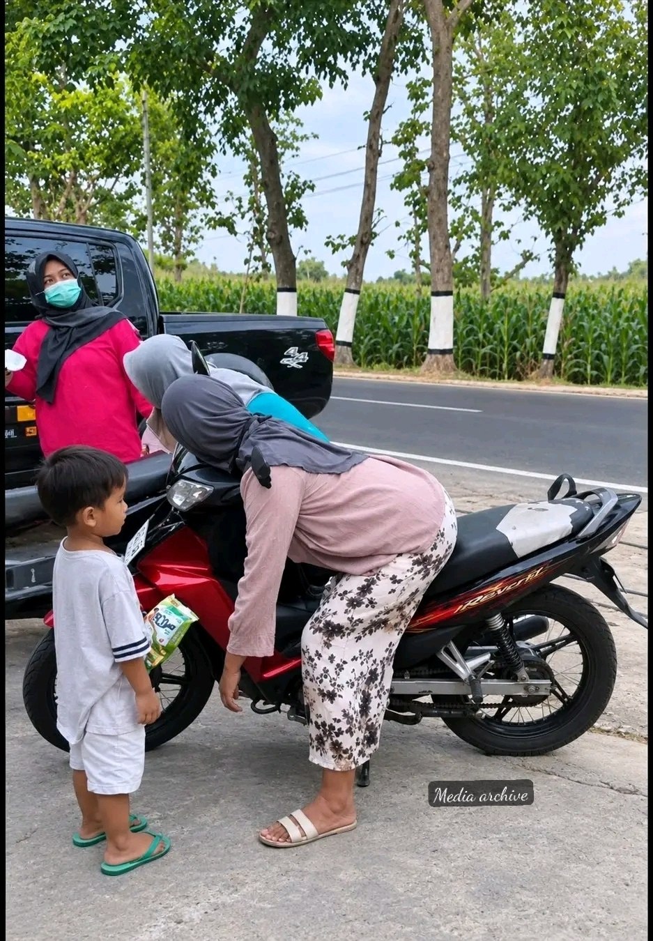 Read more about the article Viral, Seorang Ibu Rumah Tangga Meninggal diatas Motor Saat Beli Obat, Ditemani Sang Anak