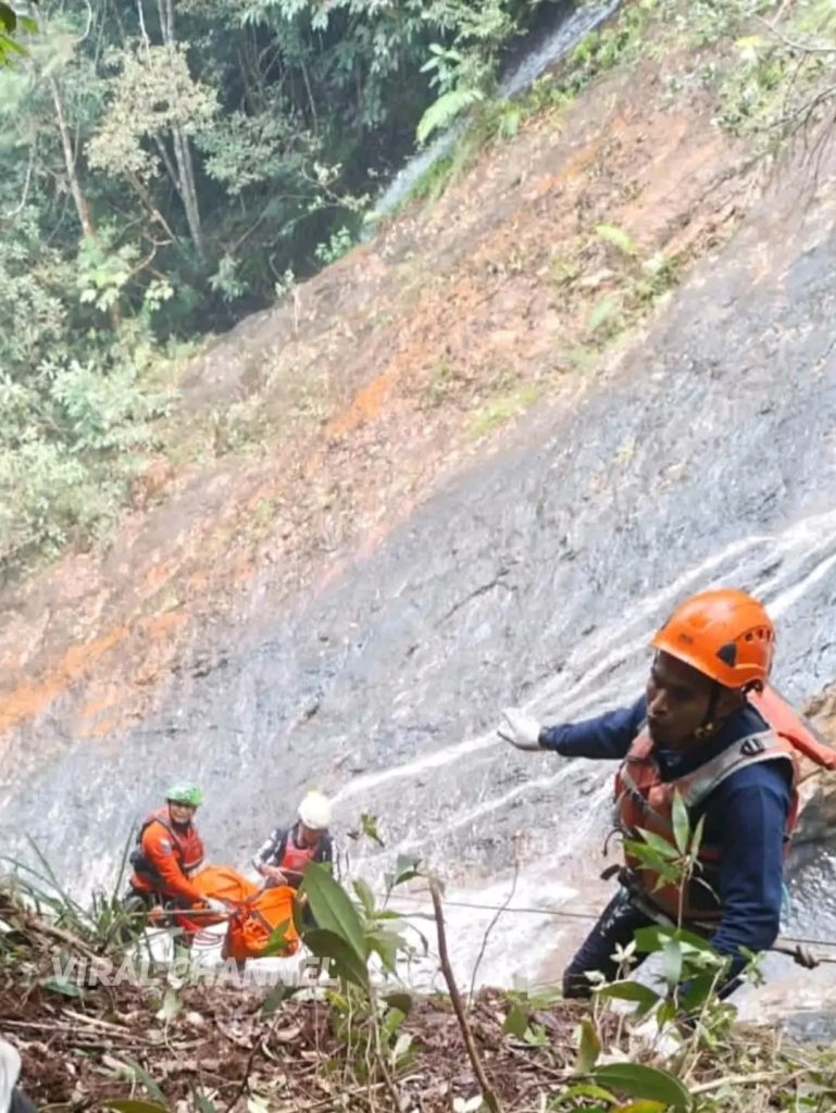 Wanita asal Padang Pariaman Tewas usai Tergelincir di Air Terjun Robo Harau (6)